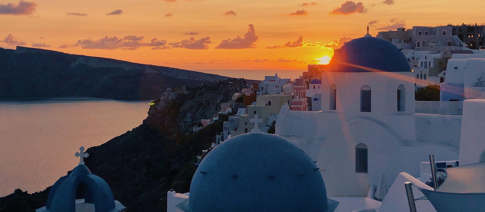 Dômes bleus d'Oia à Santorin au coucher du soleil, au-dessus de la caldeira
