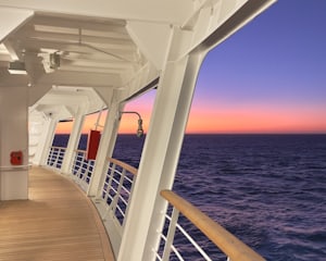 Coursive extérieure d'un navire de croisière au crépuscule