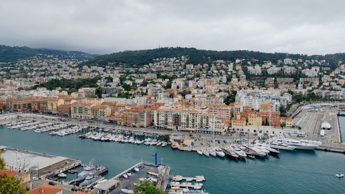 Le port Lympia de Nice vu d'en haut, avec ses quais et la colline du Mont-Boron