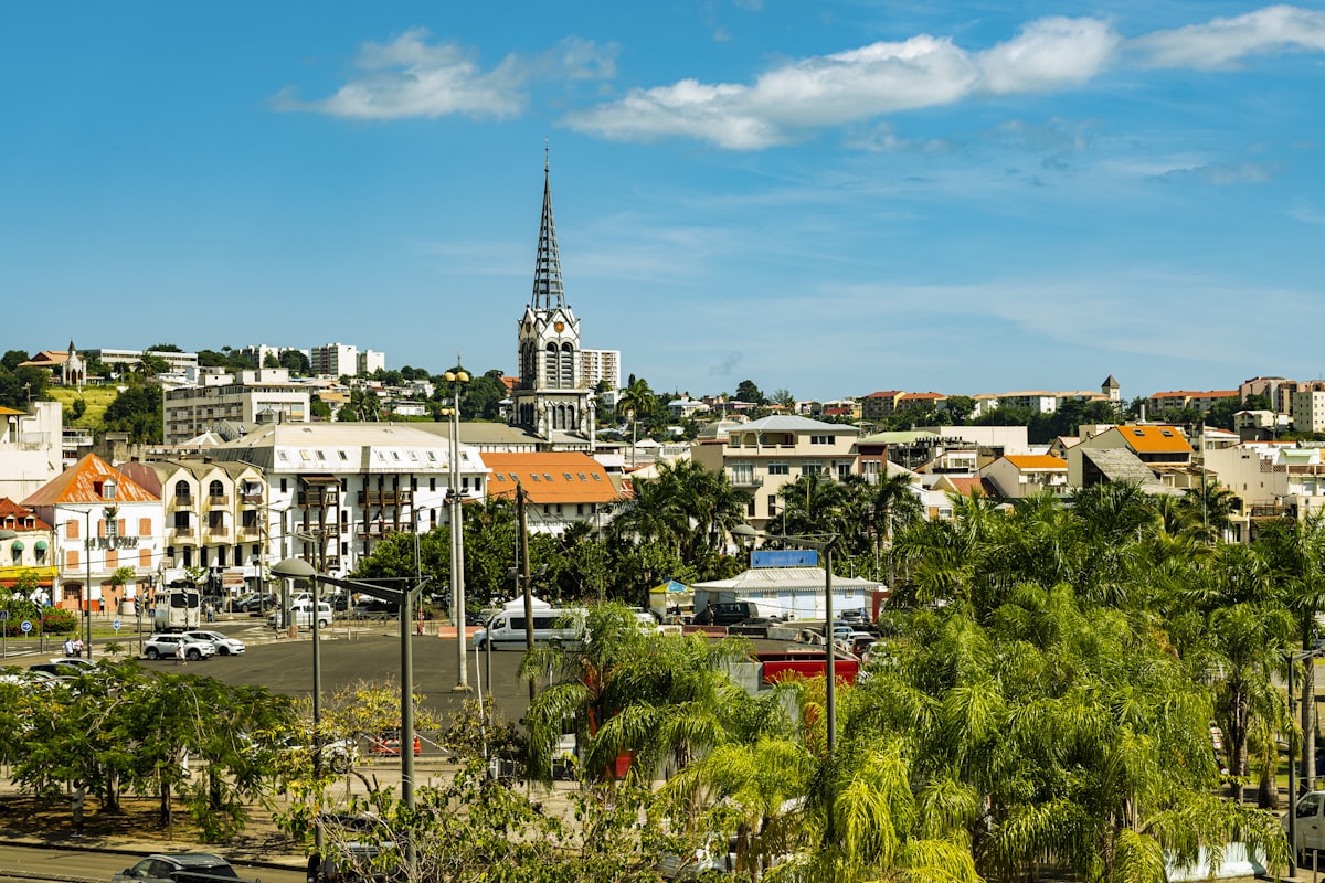 Le centre de Fort-de-France en Martinique, dominé par la flèche de la cathédrale Saint-Louis