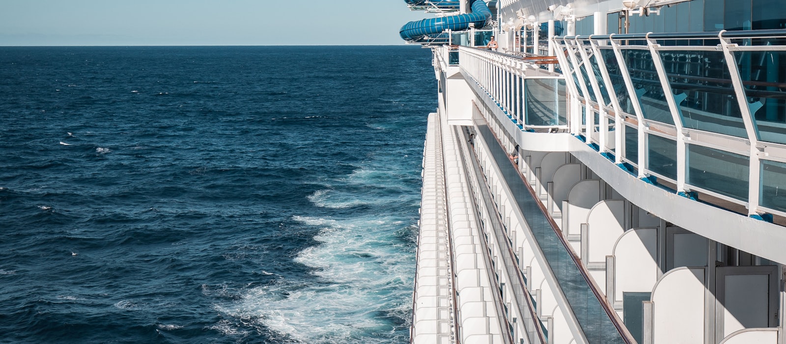 Flanc d'un navire de croisière et sillage en pleine mer