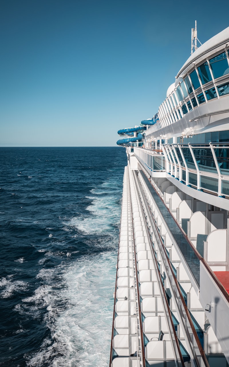 Flanc d'un navire de croisière et sillage en pleine mer