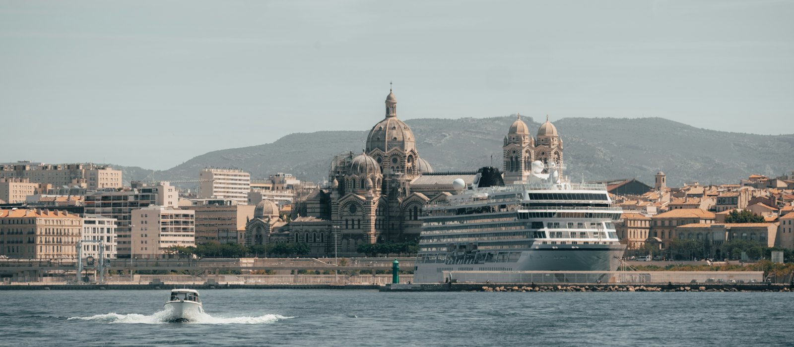 Un paquebot de croisière à quai devant la cathédrale de la Major, à Marseille, vu depuis la mer