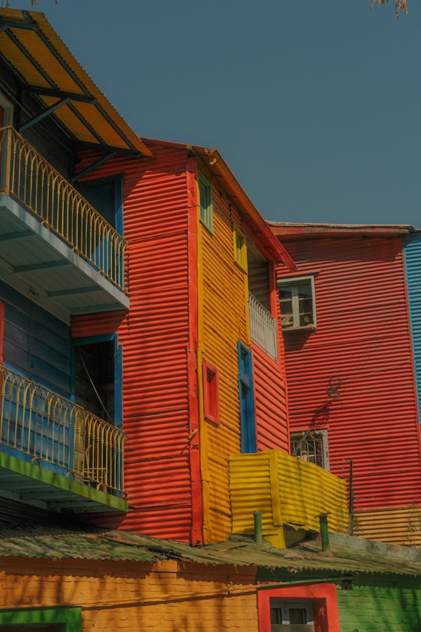 Maisons colorées aux balcons dans le quartier de La Boca à Buenos Aires