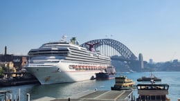 Navire de croisière à quai devant le Harbour Bridge de Sydney, ferries au premier plan