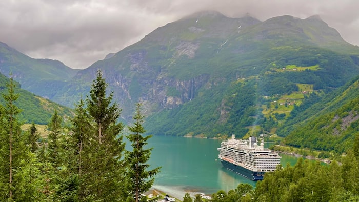 Navire de croisière au fond d'un fjord norvégien
