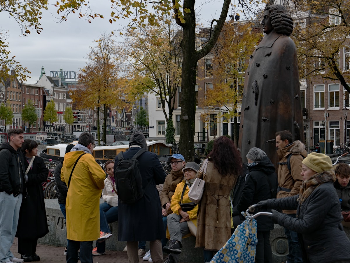 Groupe de visiteurs rassemblés autour d'un guide en ville