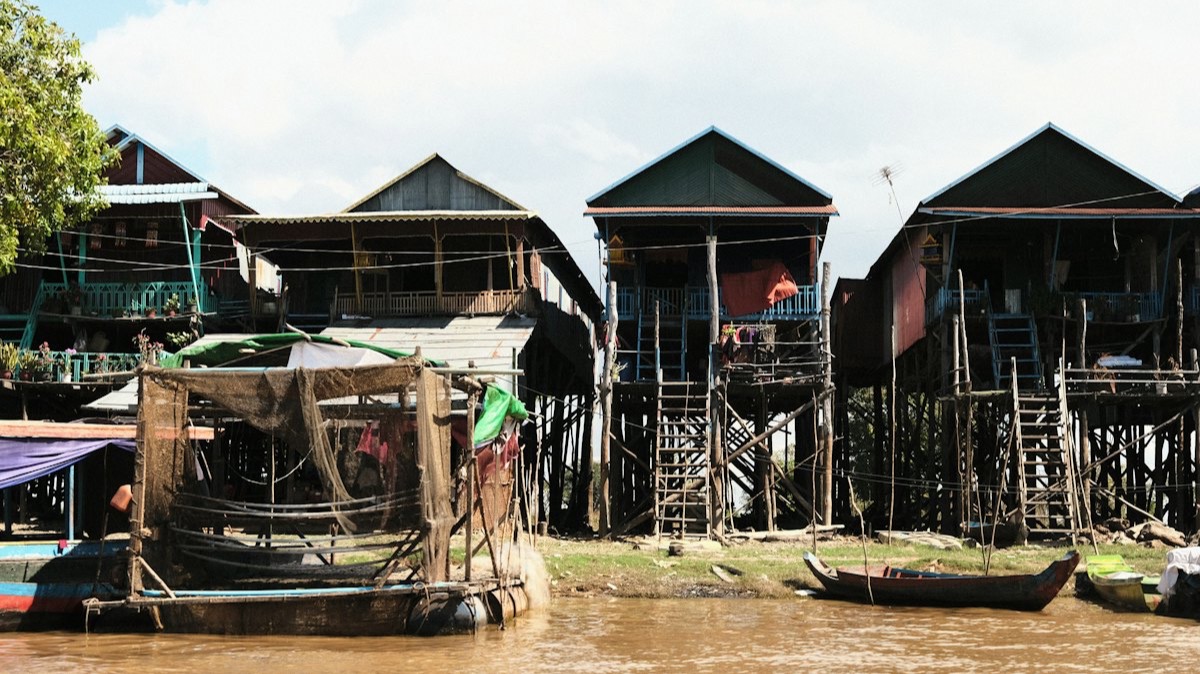 Des maisons de bois sur de hauts pilotis au bord de l'eau, au Cambodge