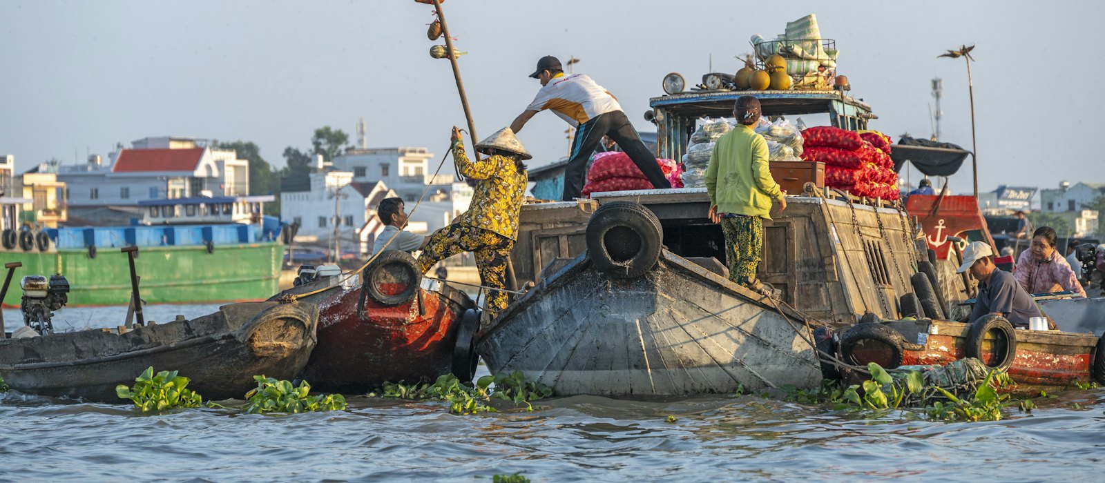 Des bateaux chargés de fruits et de légumes au marché flottant de Cái Răng, à Cần Thơ, dans le delta du Mékong