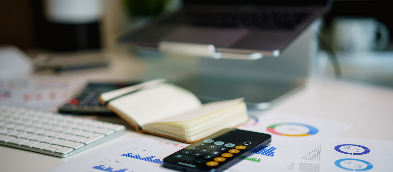 Bureau avec calculatrice, carnet et documents financiers