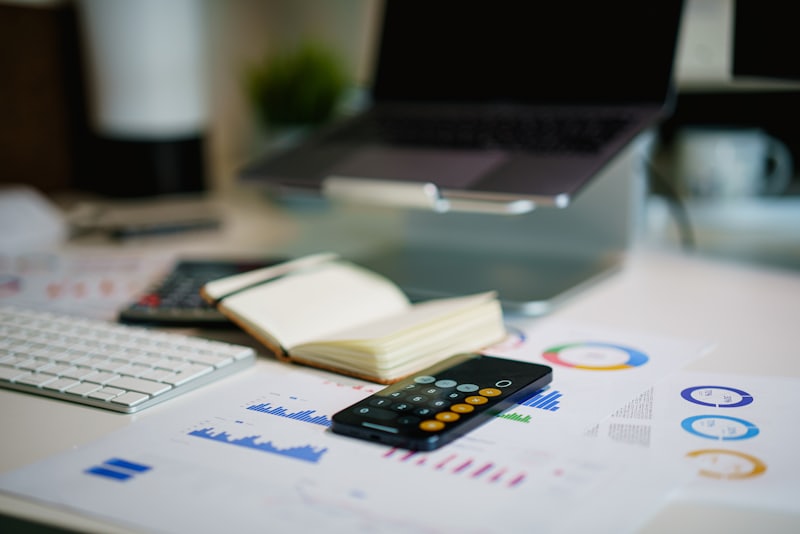 Bureau avec calculatrice, carnet et documents financiers