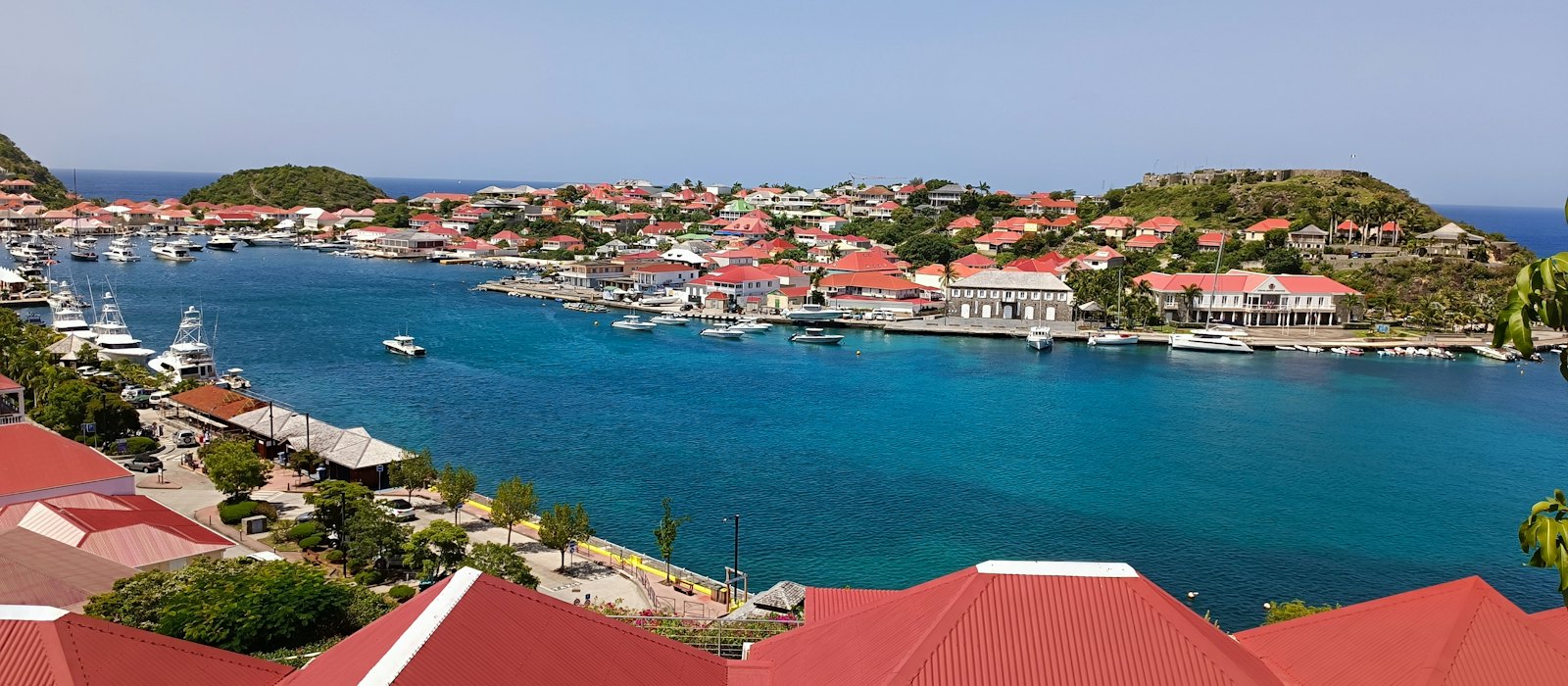 Le port de Gustavia à Saint-Barthélemy, ses toits rouges et ses yachts au mouillage