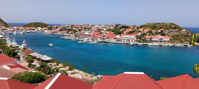 Le port de Gustavia à Saint-Barthélemy, ses toits rouges et ses yachts au mouillage