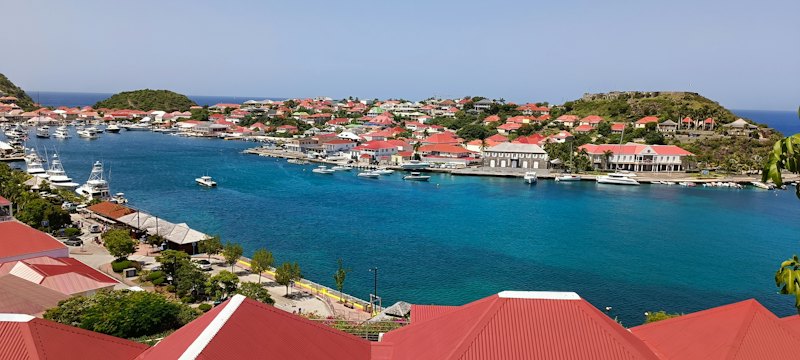 Le port de Gustavia à Saint-Barthélemy, ses toits rouges et ses yachts au mouillage