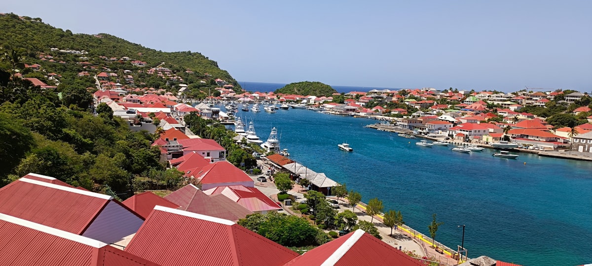 Le port de Gustavia à Saint-Barthélemy, toits rouges et yachts au mouillage