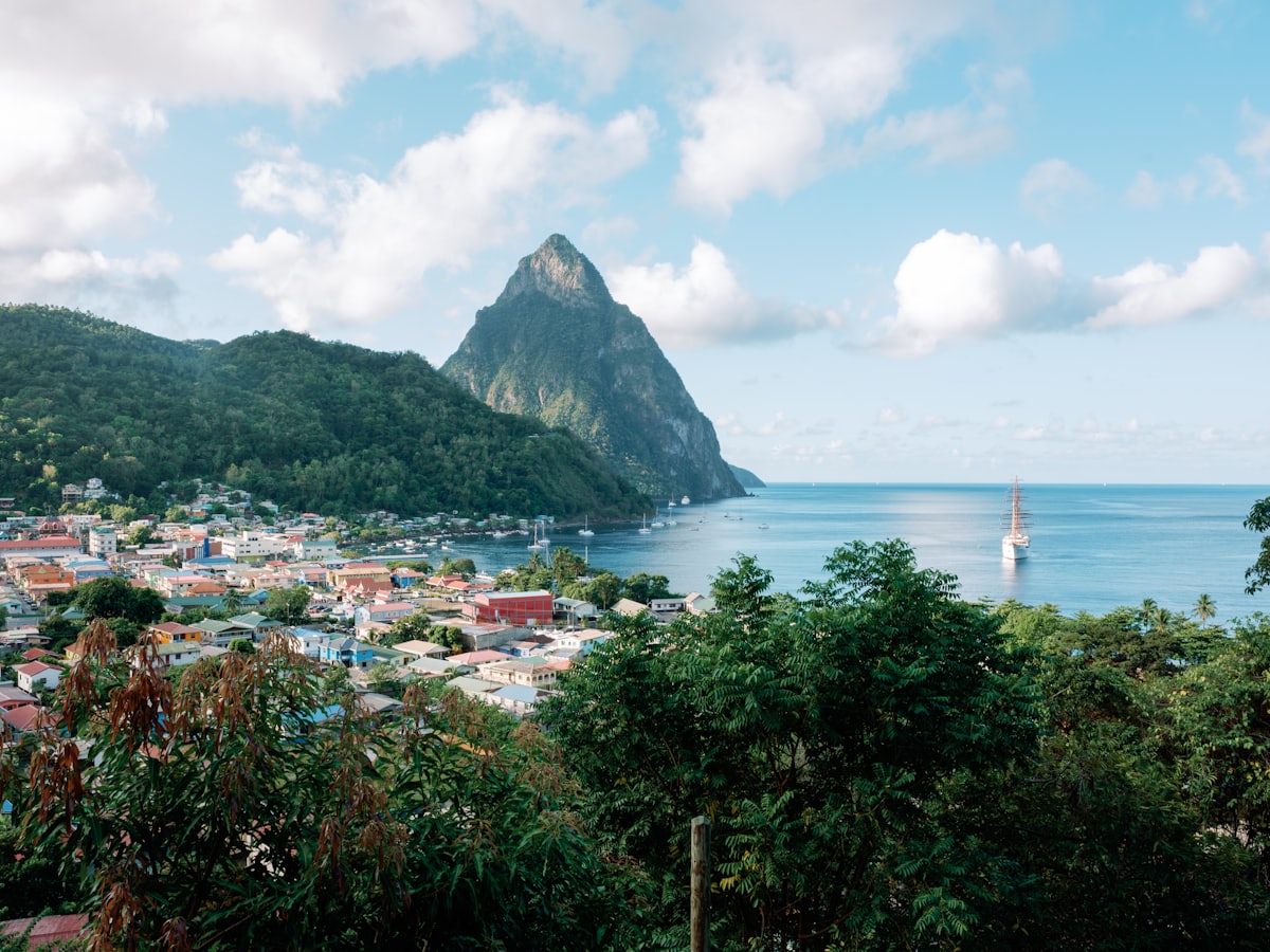 La ville de Soufrière à Sainte-Lucie au pied du Petit Piton, ouverte sur la baie
