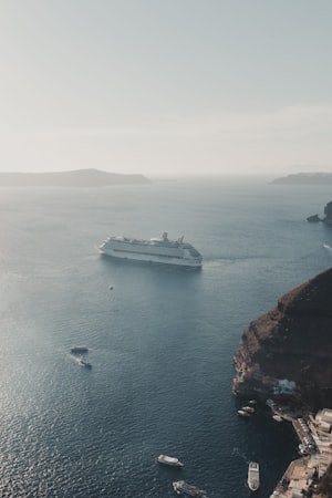Navire de croisière dans la caldeira de Santorin