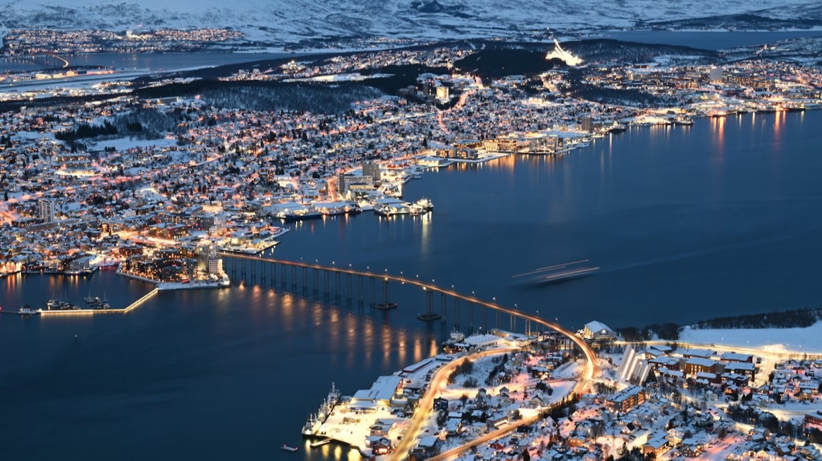 Une ville côtière du nord de la Norvège en hiver, sous la neige, à la tombée du jour