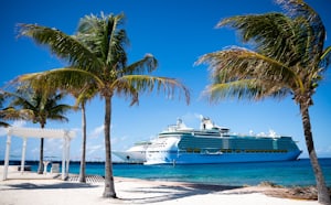 Navire de croisière devant une plage des Caraïbes