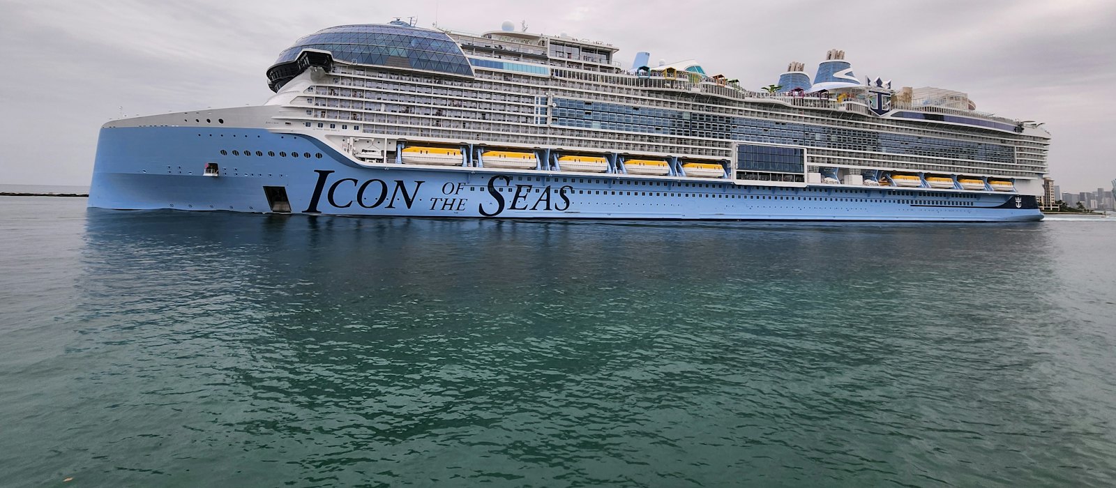 L'Icon of the Seas de Royal Caribbean vu de flanc, en mer, sous un ciel nuageux