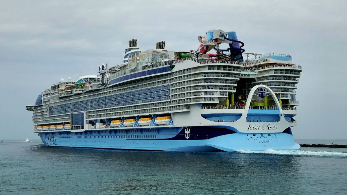 L'arrière de l'Icon of the Seas, avec ses toboggans aquatiques au sommet des ponts