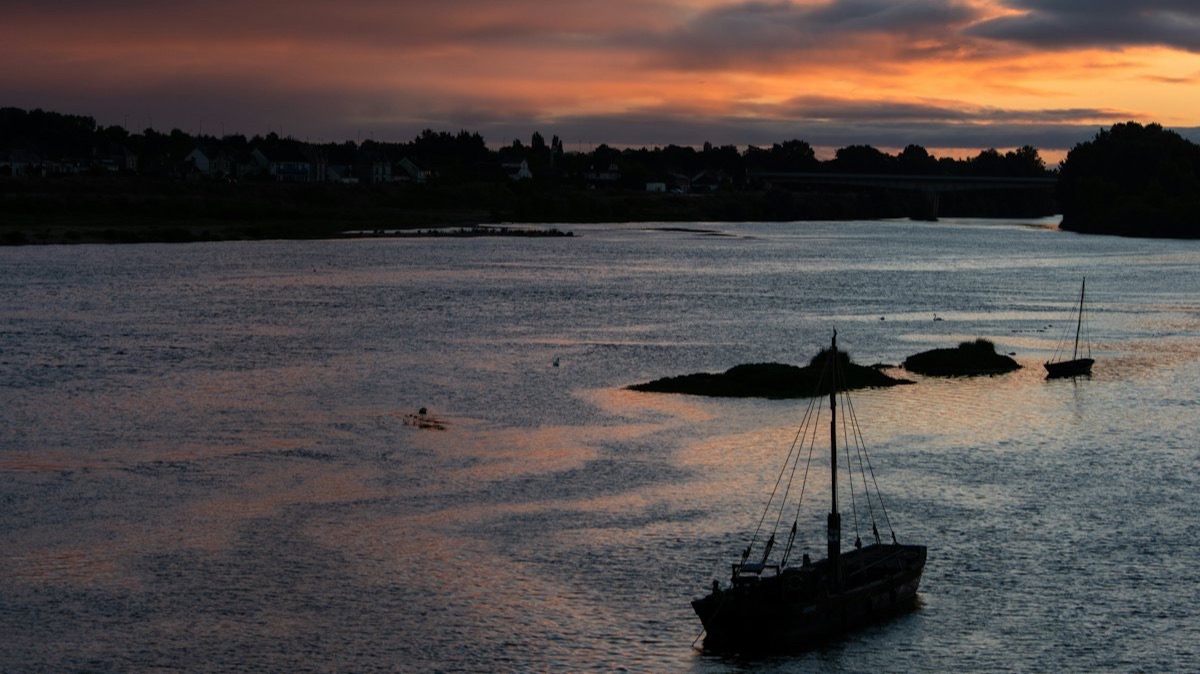Une barque traditionnelle au mouillage sur la Loire à Blois, au coucher du soleil