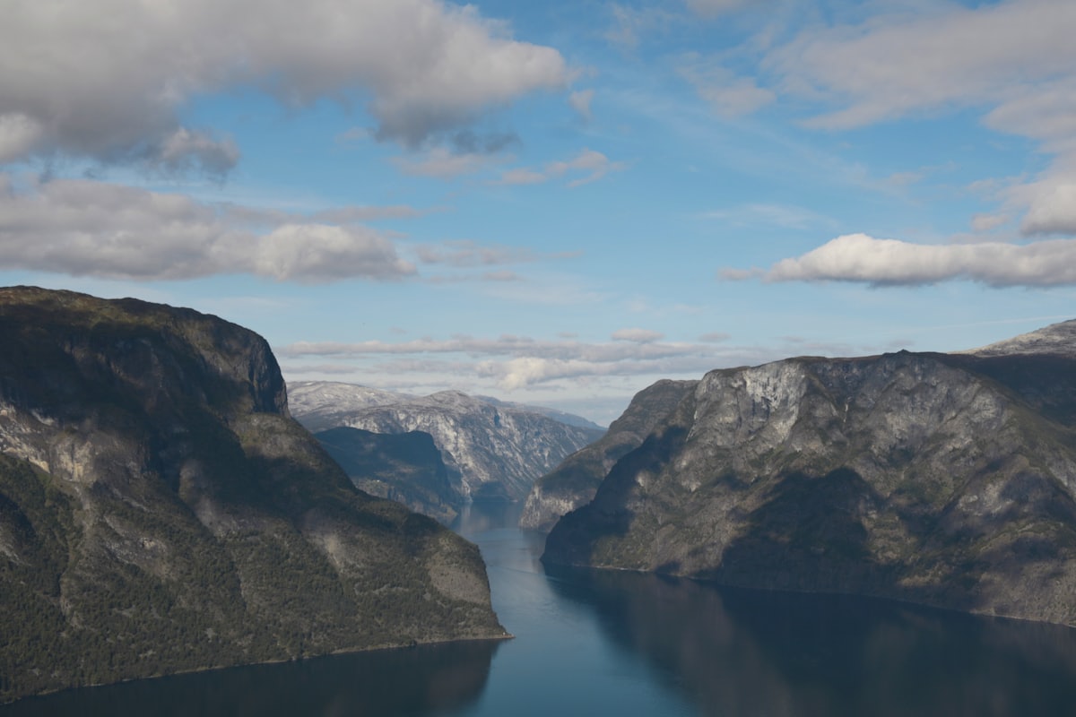 Les parois abruptes du Sognefjord plongeant dans une eau sombre