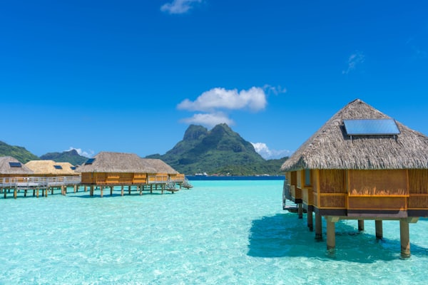 Lagon turquoise avec pontons et bungalows sur pilotis en Polynésie