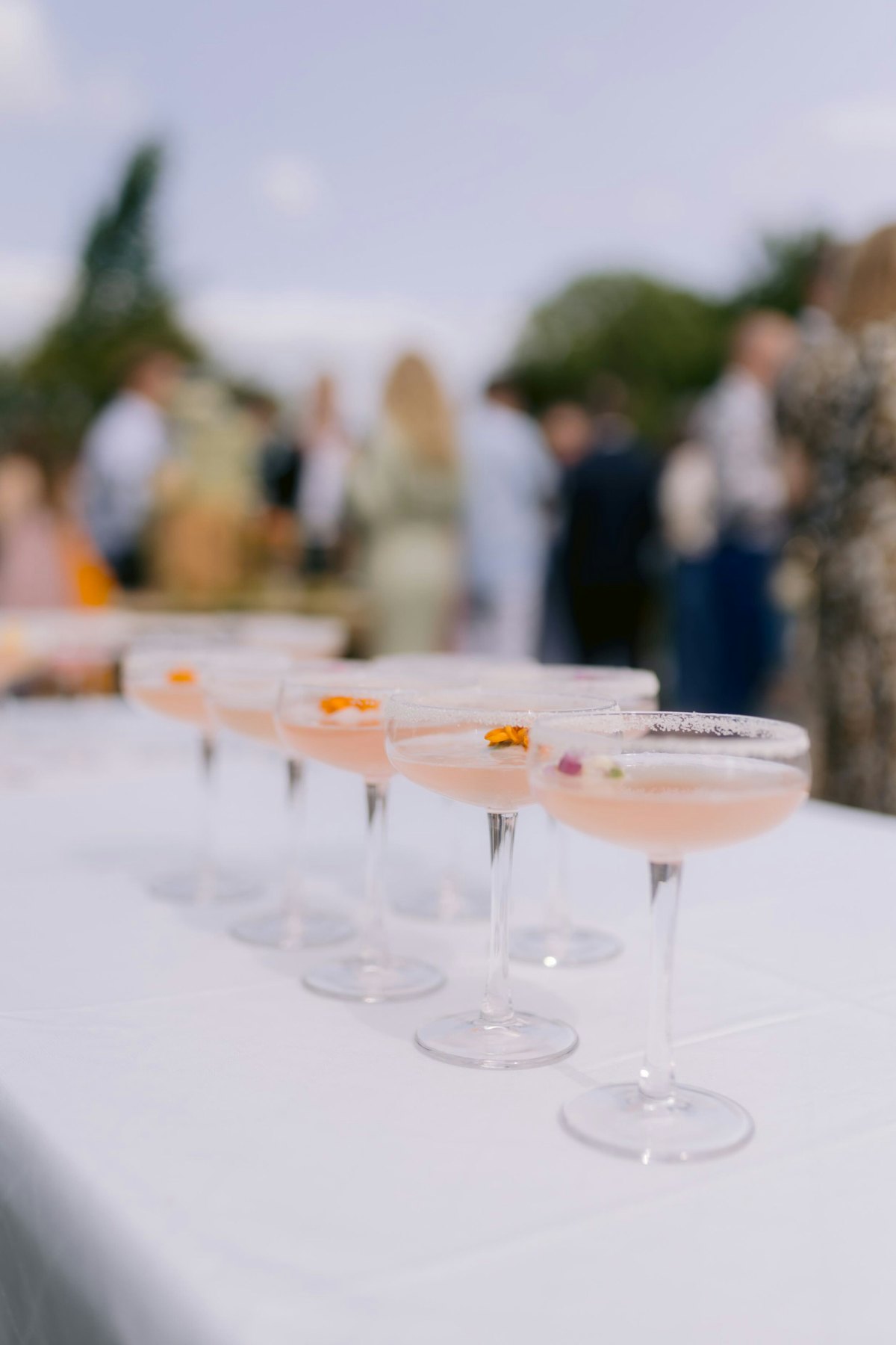 Rangée de verres de cocktail alignés sur un comptoir