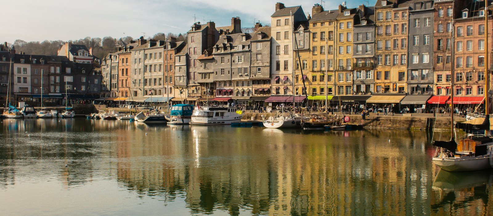 Le Vieux Bassin de Honfleur, ses maisons hautes et ses bateaux, escale des croisières sur la Seine
