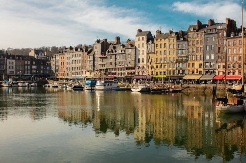 Le Vieux Bassin de Honfleur, ses maisons hautes et ses bateaux, escale des croisières sur la Seine