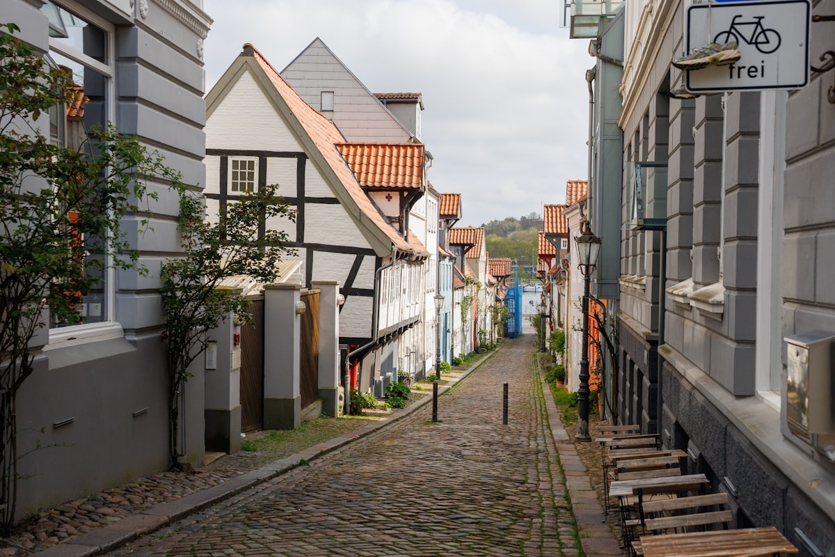 Ruelle pavée bordée de bâtiments historiques dans une vieille ville portuaire