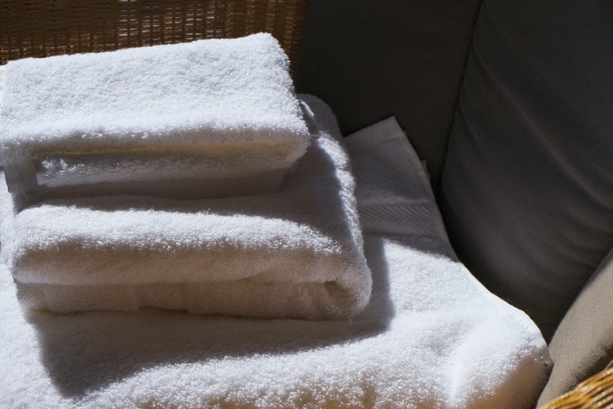 Pile de serviettes blanches propres