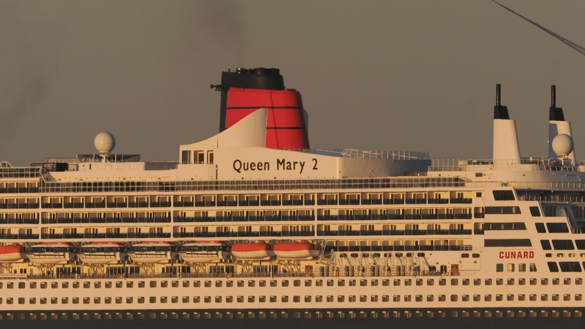 La cheminée rouge et noire du Queen Mary 2 de Cunard, au-dessus de ses ponts de cabines