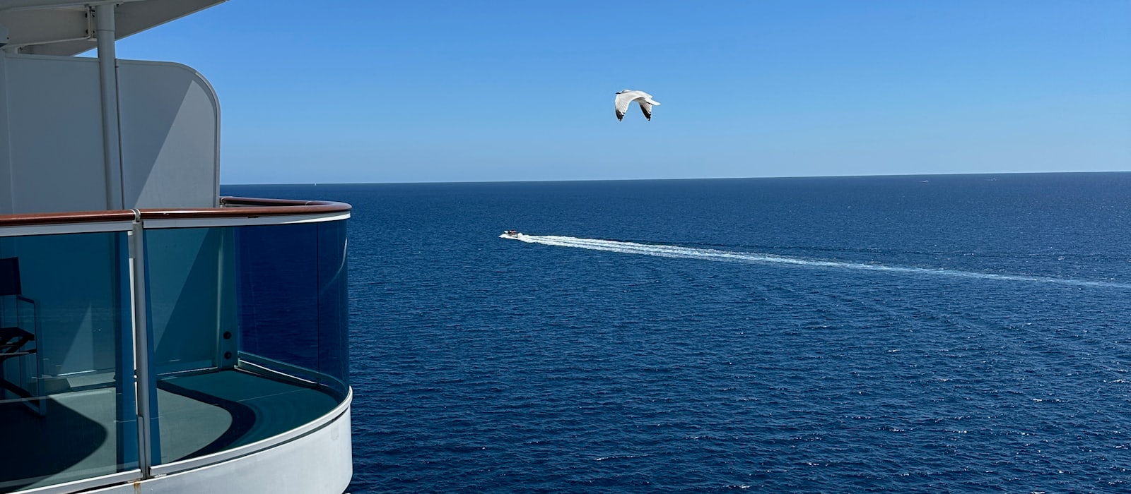 Balcon privatif d'une cabine de croisière ouvert sur la haute mer