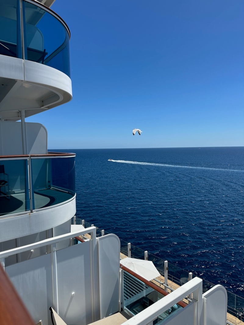 Balcon privatif d'une cabine de croisière ouvert sur la haute mer