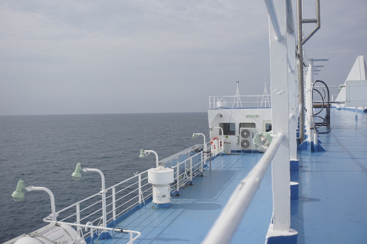 Pont d'un navire naviguant sur une mer calme