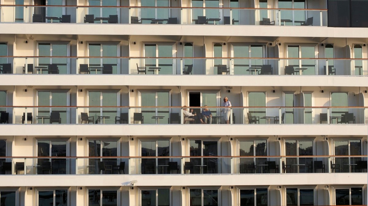 La façade d'un navire de croisière, avec ses rangées de cabines à balcon