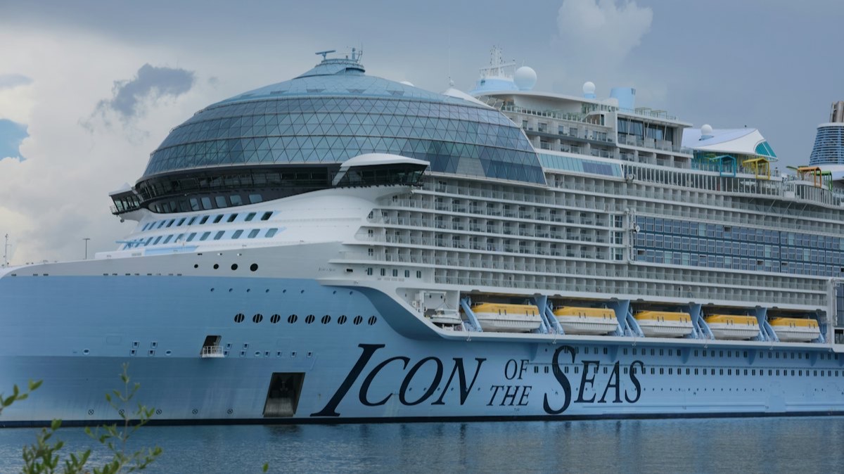 Le dôme de verre à l'avant de l'Icon of the Seas, au-dessus de la coque marquée à son nom