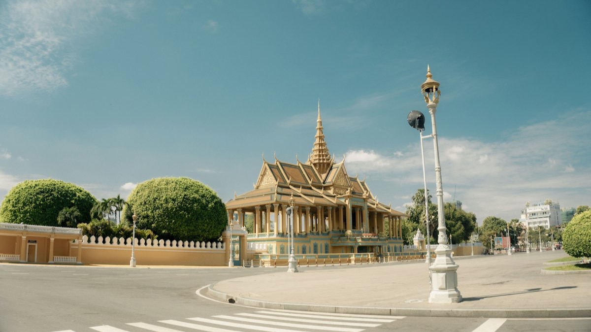 Un pavillon doré du palais royal de Phnom Penh sous un ciel bleu