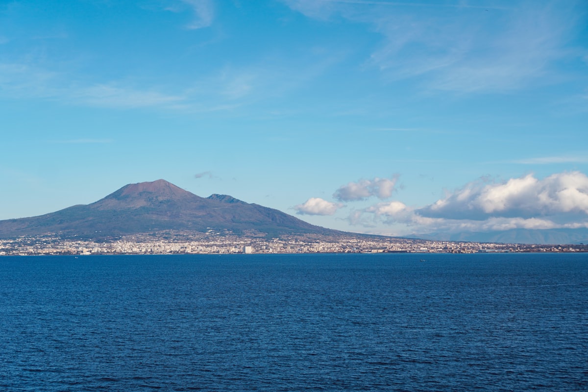 Le Vésuve dominant le golfe de Naples, vu depuis la mer