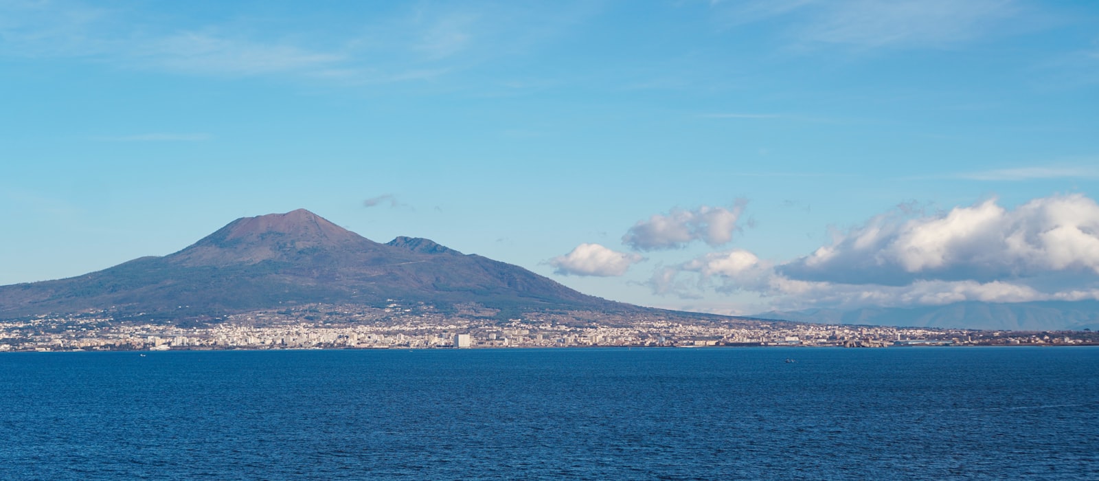 Le Vésuve dominant le golfe de Naples, vu depuis la mer par temps clair