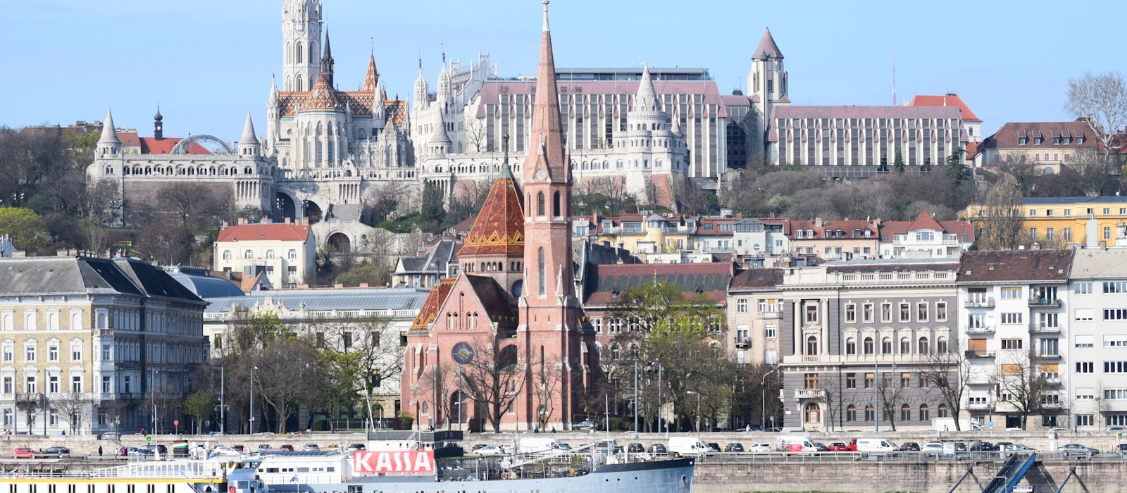 Bateau de croisière fluviale amarré sur le Danube à Budapest, au pied du bastion des Pêcheurs