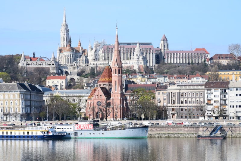 Bateau de croisière fluviale amarré sur le Danube à Budapest, au pied du bastion des Pêcheurs