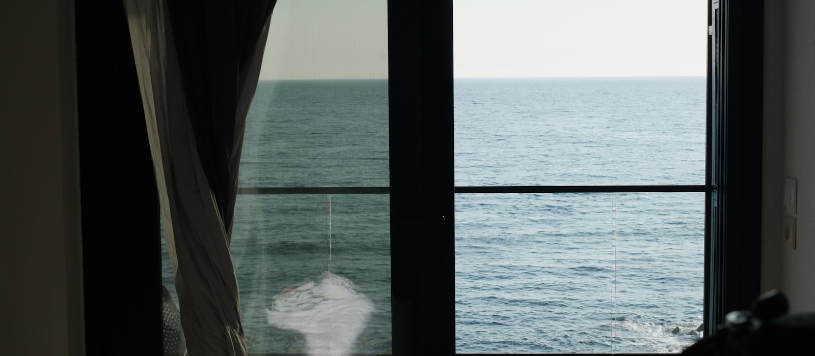 Vue sur la mer depuis la baie vitrée d'une cabine