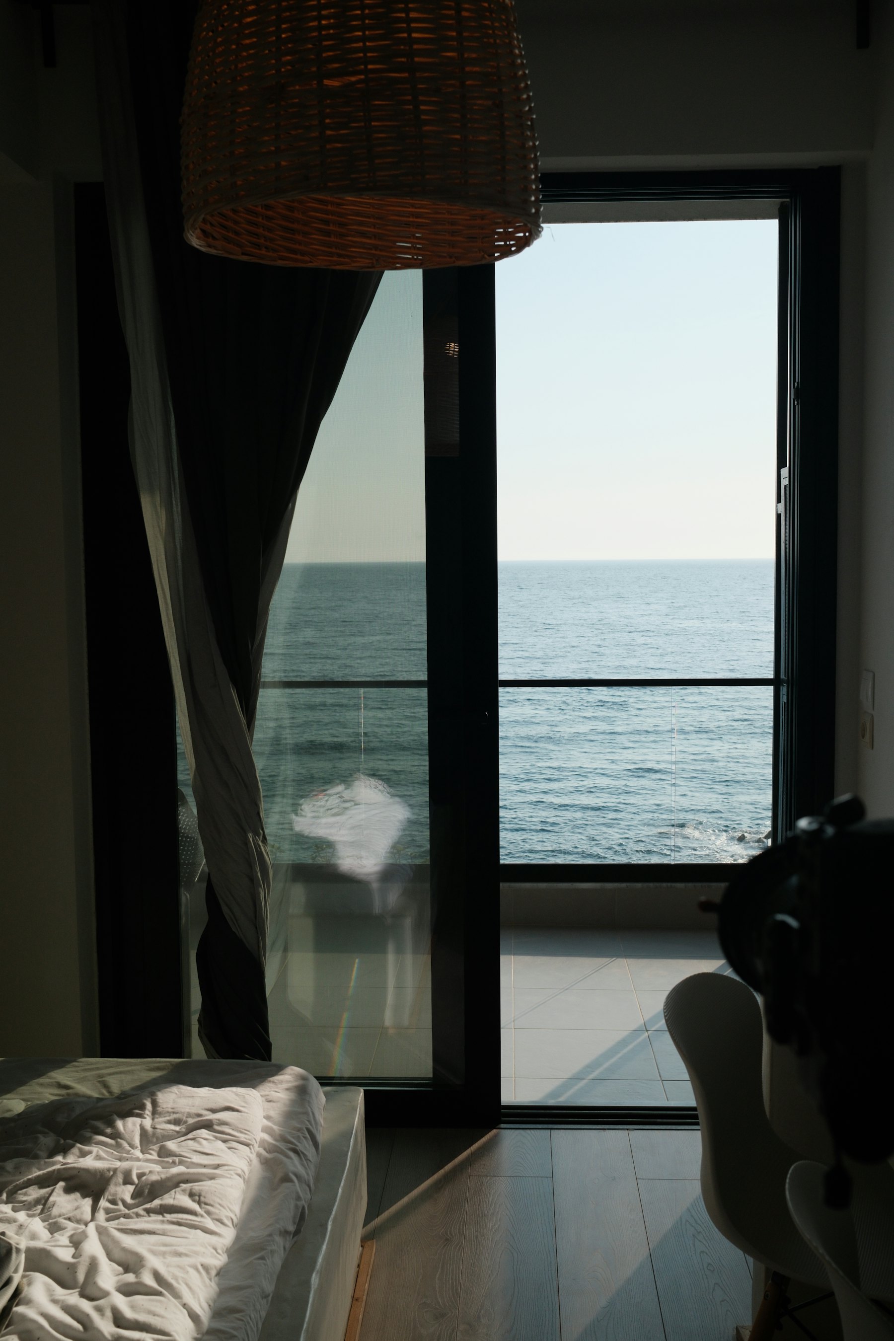 Vue sur la mer depuis la baie vitrée d'une cabine