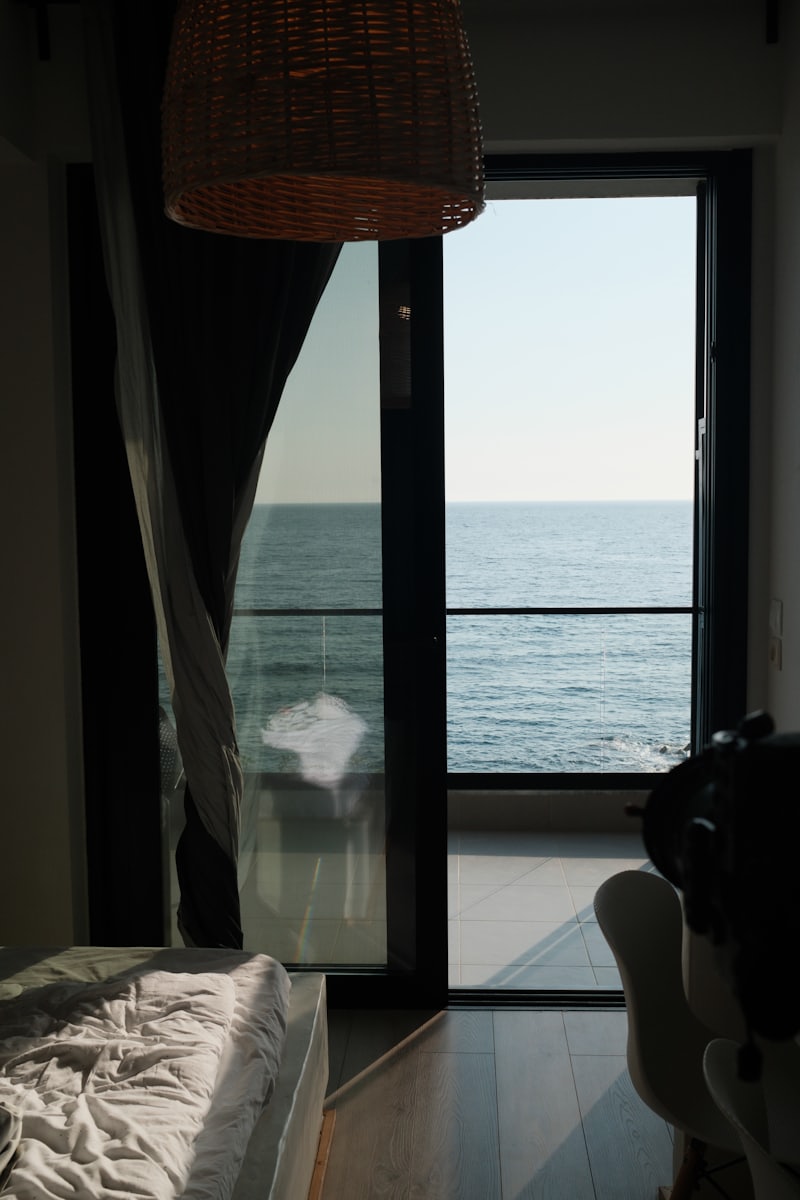 Vue sur la mer depuis la baie vitrée d'une cabine