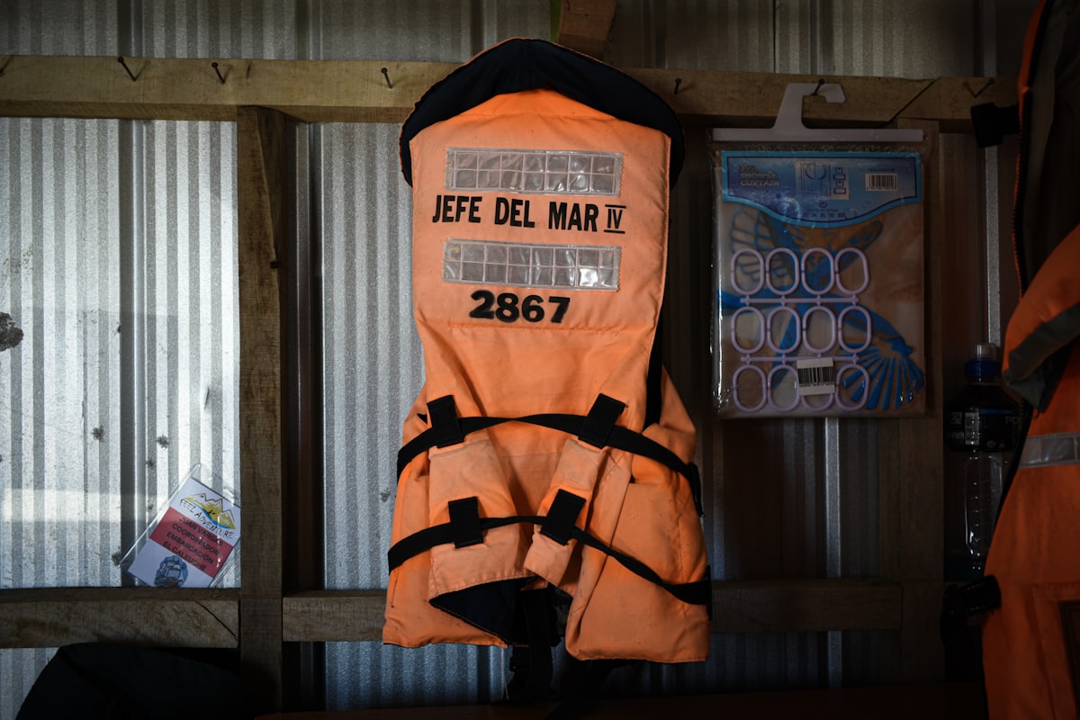 Gilet de sauvetage orange accroché à une cloison