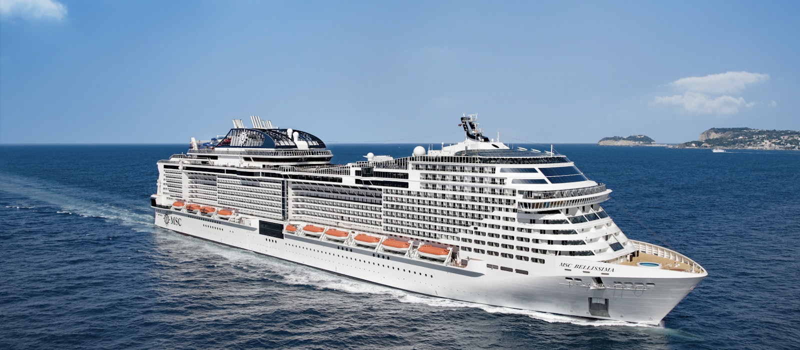 Navire de croisière MSC naviguant en Méditerranée, vu depuis l'arrière