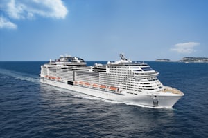 Navire de croisière MSC naviguant en Méditerranée